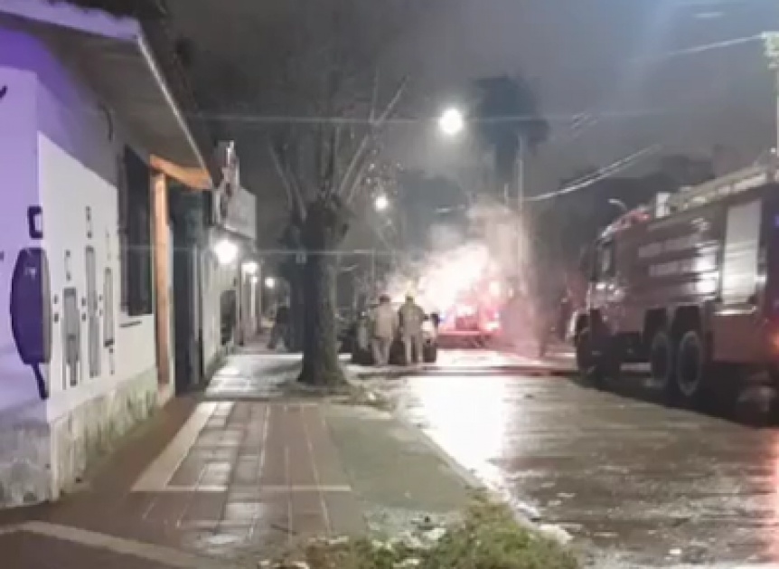 VIDEO | Temor en los vecinos por un auto incendiado