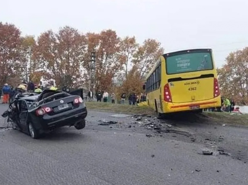 Un muerto y al menos 30 heridos por el choque de un auto y un colectivo