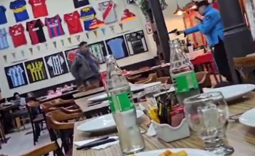 VIDEO | Un polica mat a un hombre que lo amenazaba con un cuchillo en un restaurante