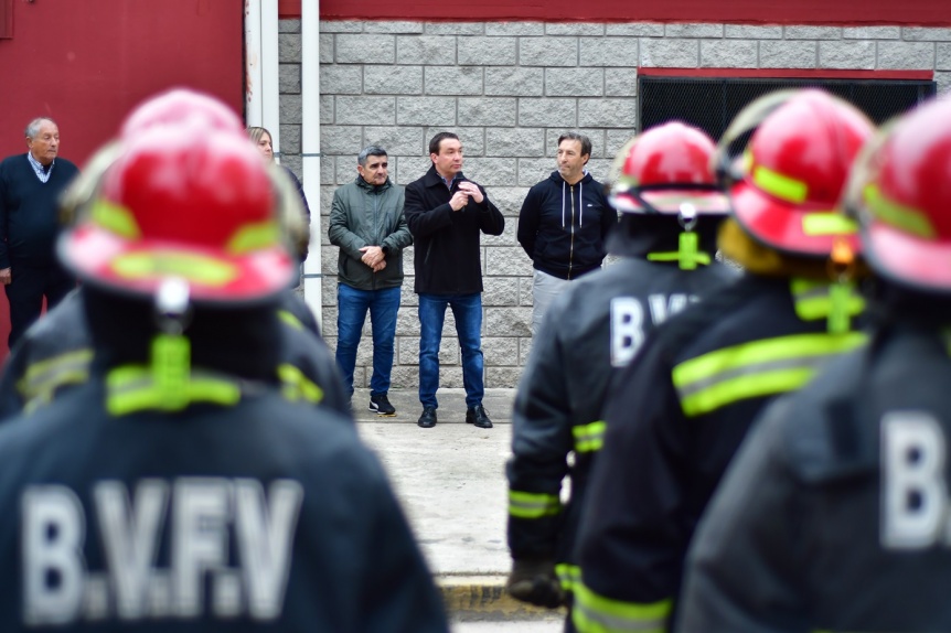 Bomberos voluntarios varelenses celebraron su da y presentaron dos nuevas unidades