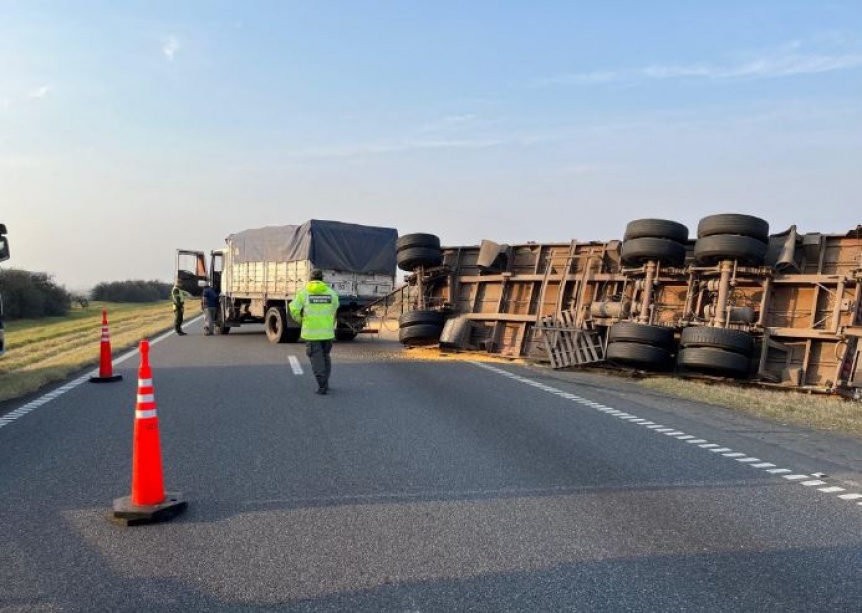 VIDEO | Volc un camin en Ruta Nacional 9: El conductor estaba armado y alcoholizado