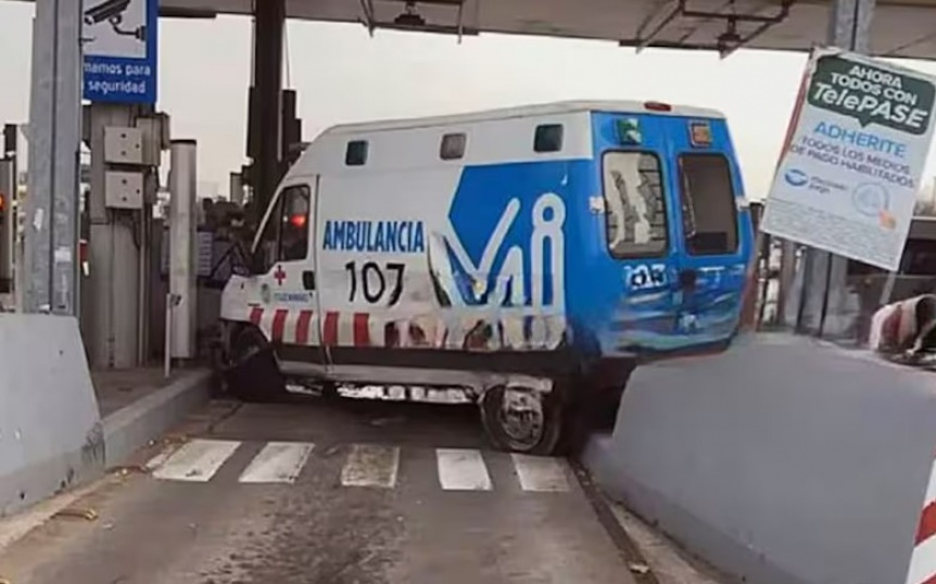 VIDEO | Una mujer muri luego de que la ambulancia en la que viajaba choc contra un peaje