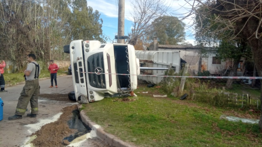 Inslito vuelco de un camin cargado con tierra en la Ribera de Quilmes: El chofer fue aplastado dos veces