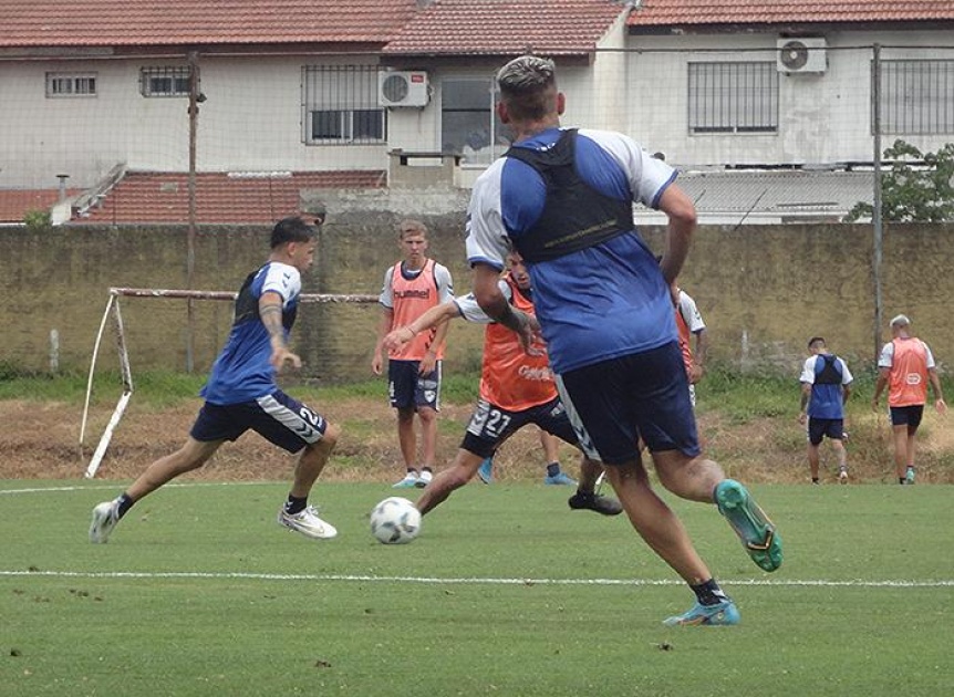 El plantel entren en el anexo mientras los dirigentes van por refuerzos