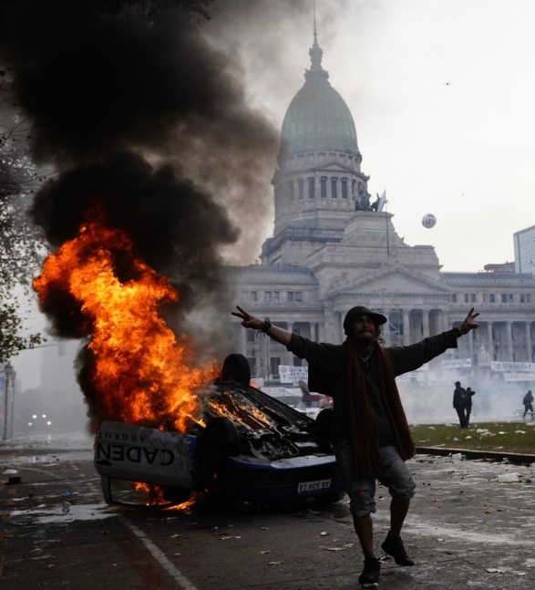 VIDEO | Caos en Congreso: Manifestantes incendiaron el auto de una radio y la Polica avanza