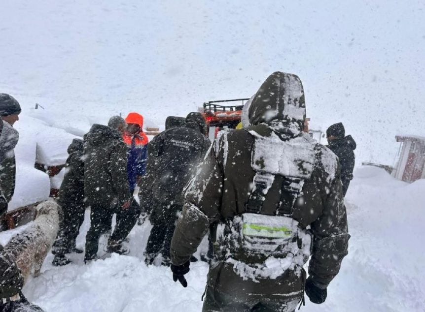 Un camin de Gendarmera volc en Alta Montaa y debieron rescatar a 11 agentes