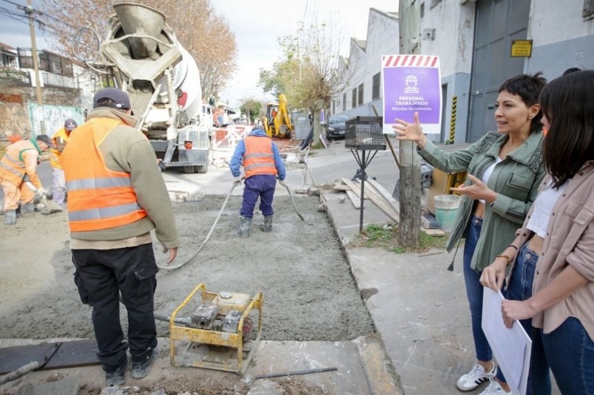 Mayra Mendoza supervis una de las obras de bacheo en el centro de Quilmes