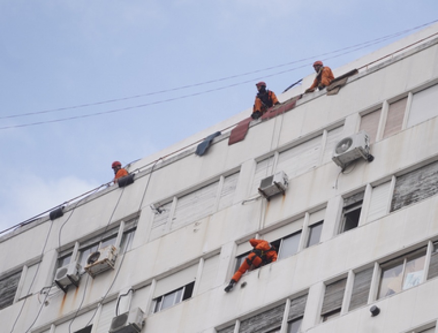 VIDEO | Rescataron a dos hermanos que amenazaban con saltar de un piso 20