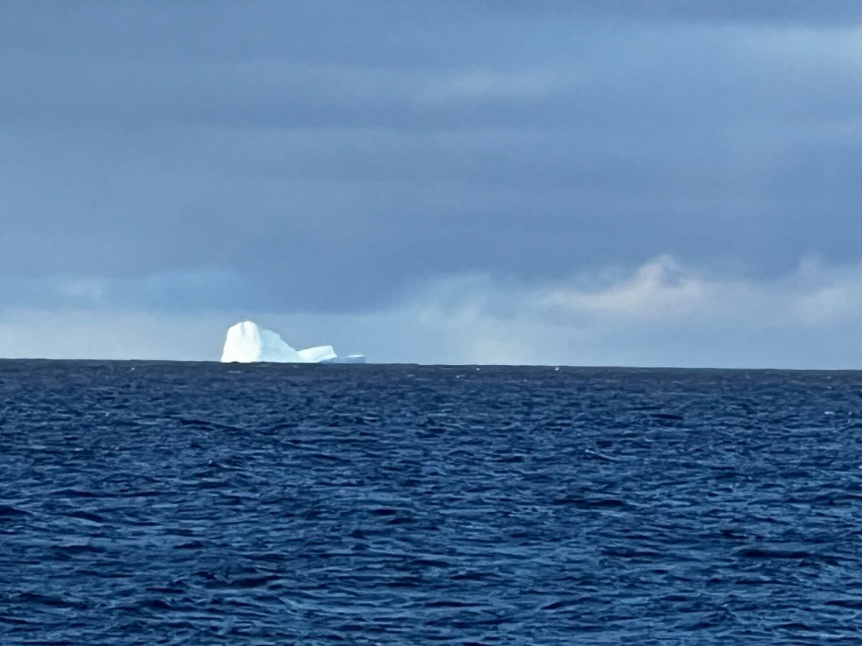 Avistaron una enorme masa de hielo flotando a la deriva en cercanas a las costas de Ushuaia