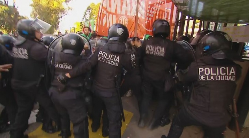 Protesta por despidos: La Polica intenta que los manifestantes no corten la colectora