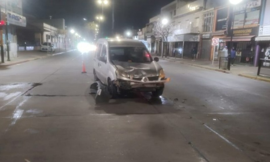 Polica alcoholizado choc contra un auto en el centro de Berazategui