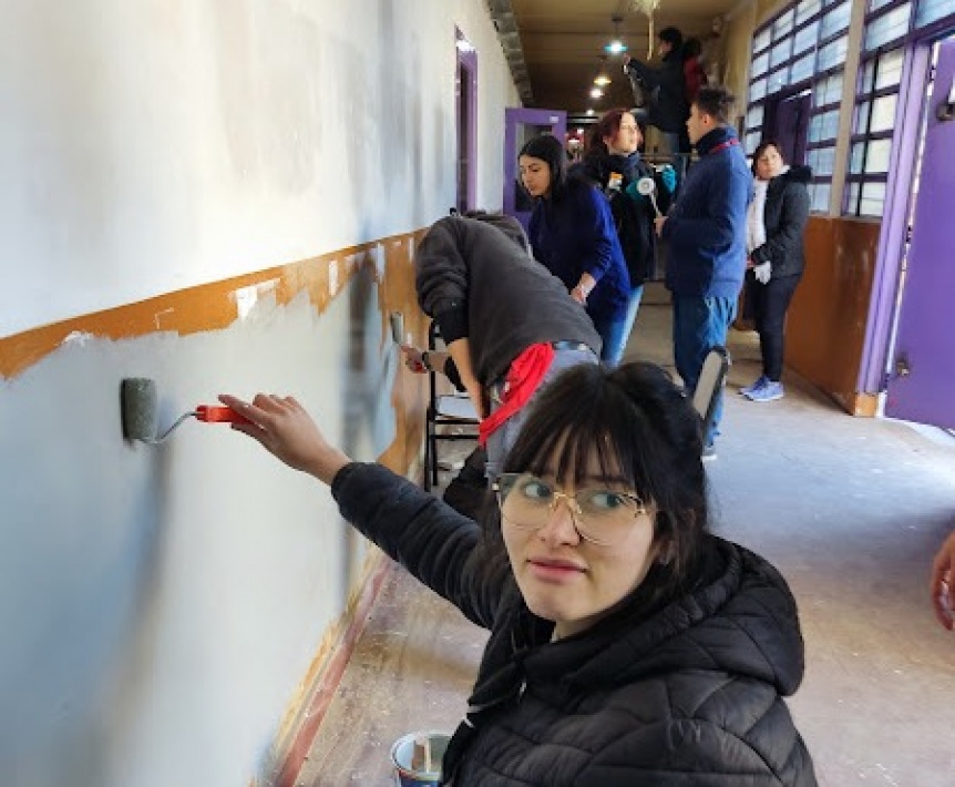 Grupos scouts realizaron una jornada solidaria de pintura en la Escuela 64 de Solano