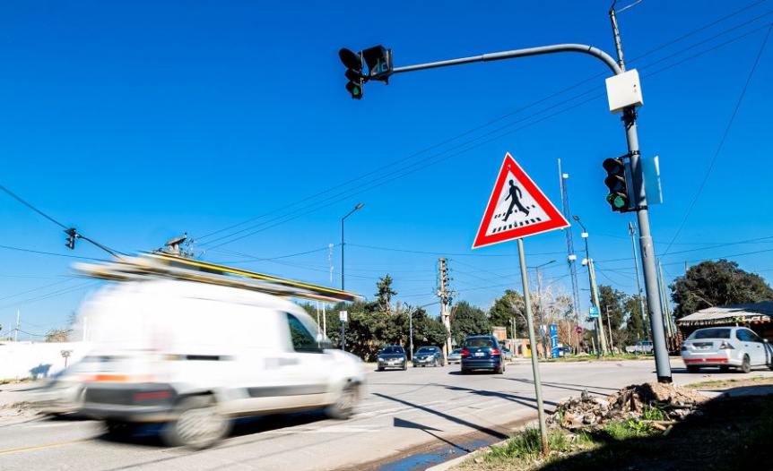 El Municipio de Almirante Brown instal nuevo sistema semafrico en la avenida Capitn Olivera