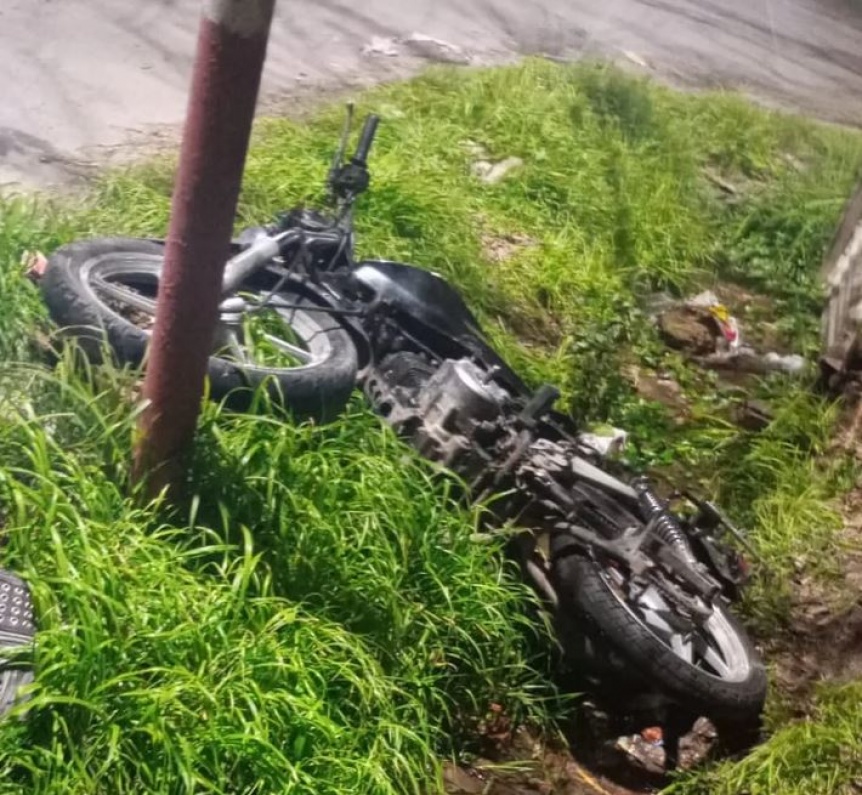 Tragedia vial: Un joven en moto choc con una camioneta y muri