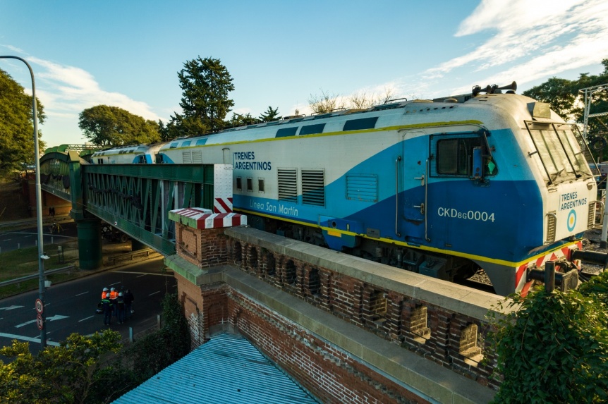 Vuelve el tren San Martn a Retiro tras culminar las reparaciones en el puente