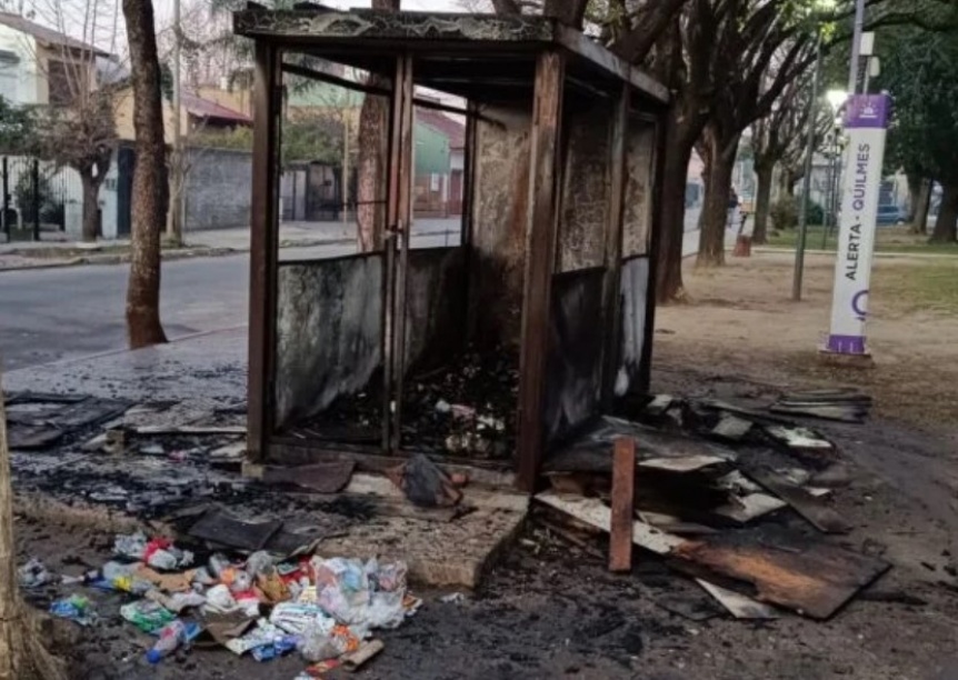 Prendieron fuego el Ecopunto de la Plaza Villa Armona en Quilmes Oeste