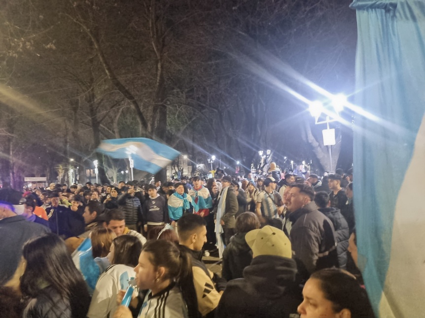 Los festejos por la Copa Amrica en Quilmes: Cientos de personas en Plaza Conesa