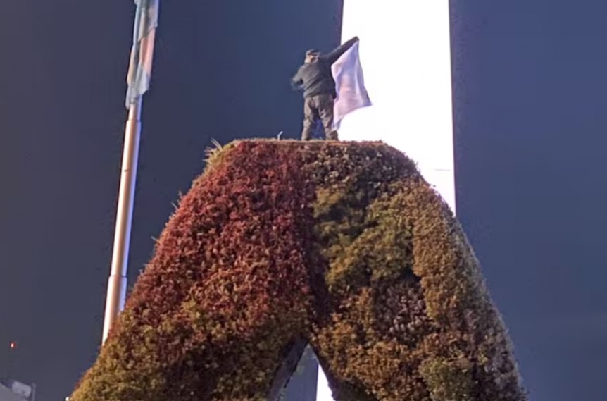 Tragedia en el Obelisco: Un hincha cay de 6 metros y muri en la previa de la final