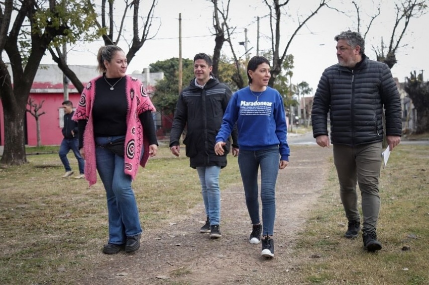 Mayra Mendoza  supervis limpieza e instalacin de juegos nuevos en la plaza Mariano Moreno