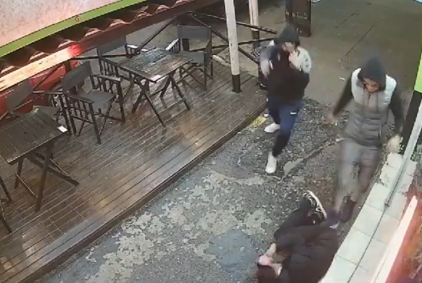 VIDEO | Patearon en el piso a un hombre para robarle el telefono en Avellaneda