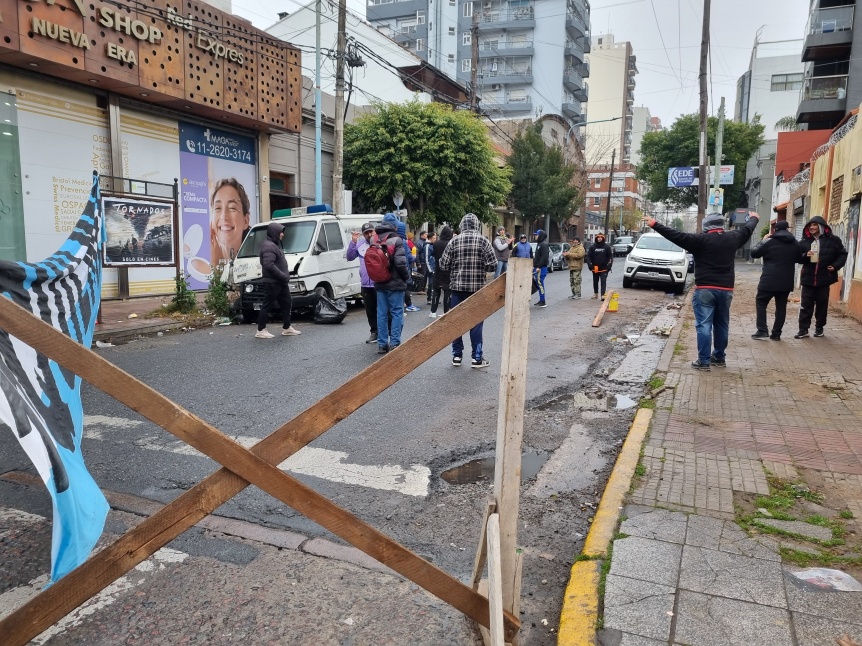 Miembros de la UOCRA cortaron la calle Olavarra en Quilmes