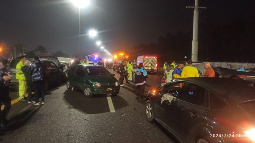 Ms de 10 autos chocaron en la Autopista a metros de la subida de Quilmes