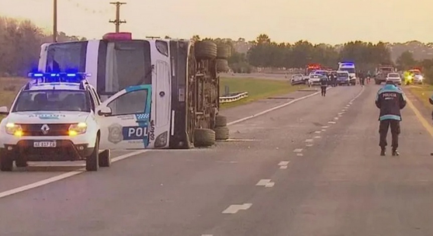 Un micro de larga distancia volc en Ruta 2: Al menos 40 heridos