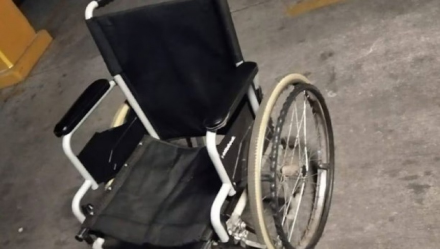 Sorprendente robo en un hospital: Un hombre cambi una silla de ruedas nueva por una vieja