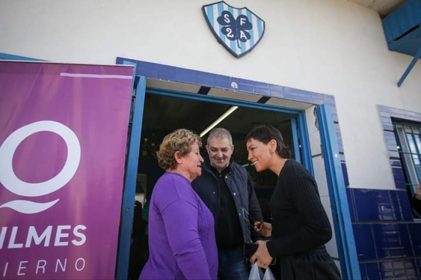 Mayra dialog con vecinos en el encuentro Mate y Debate en sociedad de fomento