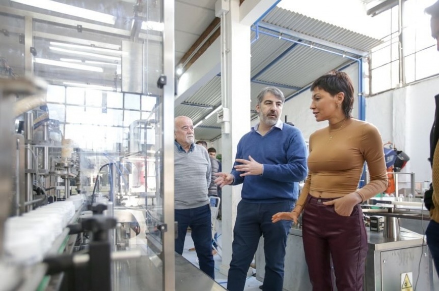 Quilmes Oeste: Mayra Mendoza entreg el certificado de aptitud ambiental a una empresa de ingeniera