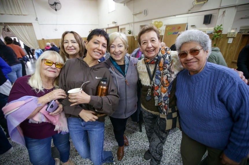 Mayra Mendoza junto a integrantes del Centro de Jubilados El Zorzal de Bernal Oeste