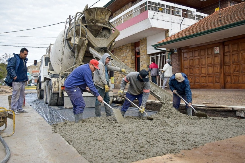 Avanza sin pausa el Plan Municipal de Bacheo 2024 en todos los barrios del distrito