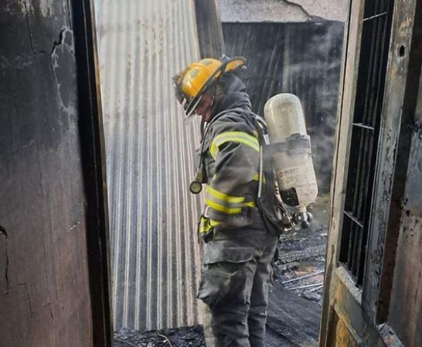 En un trgico incendio una mujer perdi la vida y dos hombres resultaron heridos