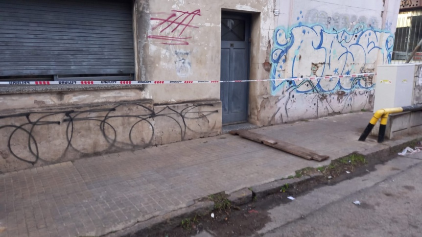 Una vereda electrocutada desde hace 3 das en Quilmes centro aterroriza a los vecinos