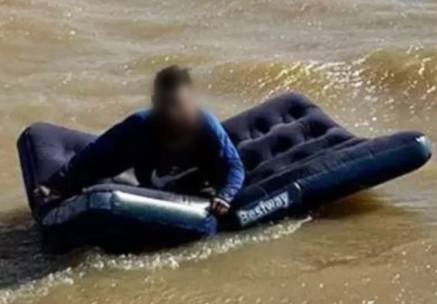 Pescadores rescataron en Berisso a un nufrago que se haba tirado al ro en un colchn inflable