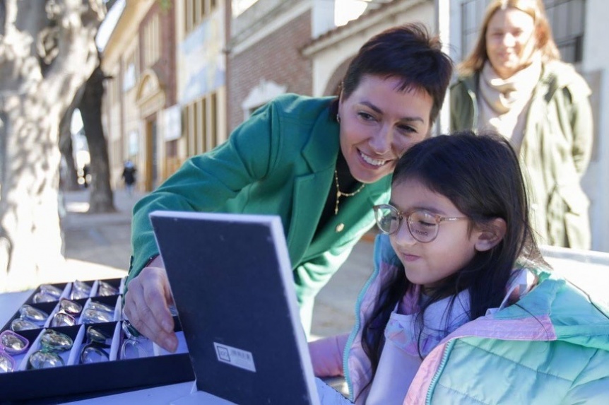 Mayra Mendoza particip de una jornada de salud escolar y del programa Ver para Aprender