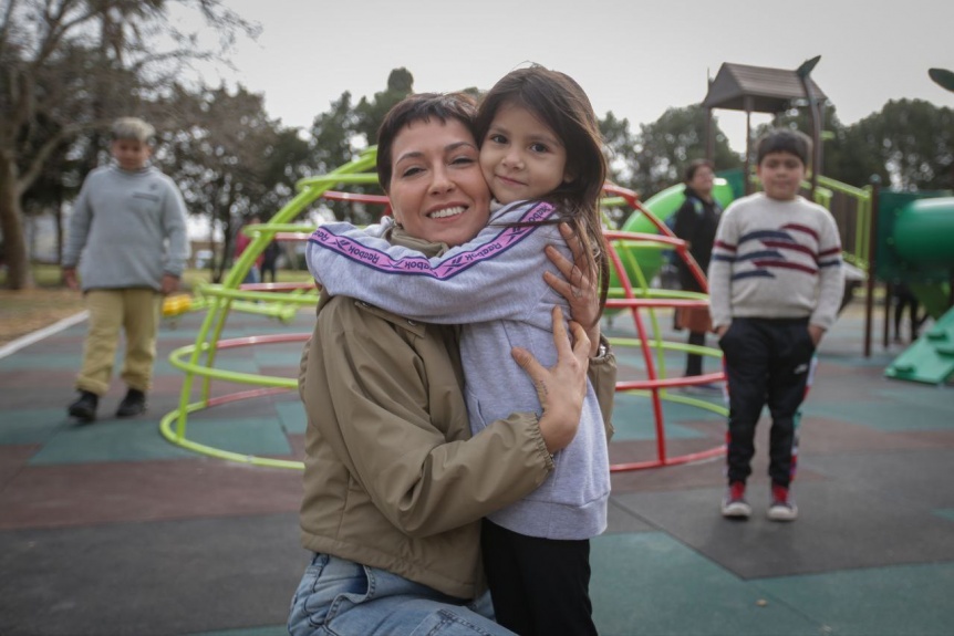 Mayra Mendoza y Cuattromo inauguraron nuevos juegos en la plaza Hroes de Malvinas