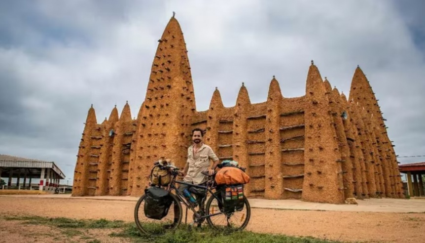 Un argentino recorra el continente en bicicleta y muri atropellado por un vehculo en Nigeria