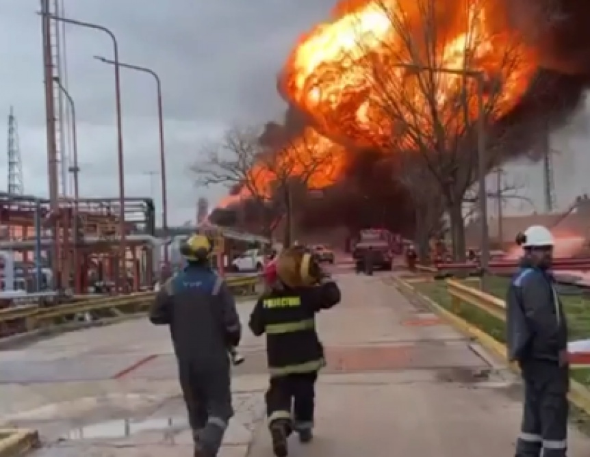 VIDEO | Feroz incendio en una refinera de YPF en Ensenada