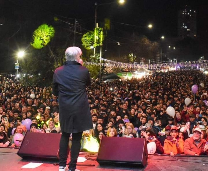 Mayra Mendoza  junto a miles de vecinos disfrutaron del festival Somos Quilmes con Estelares