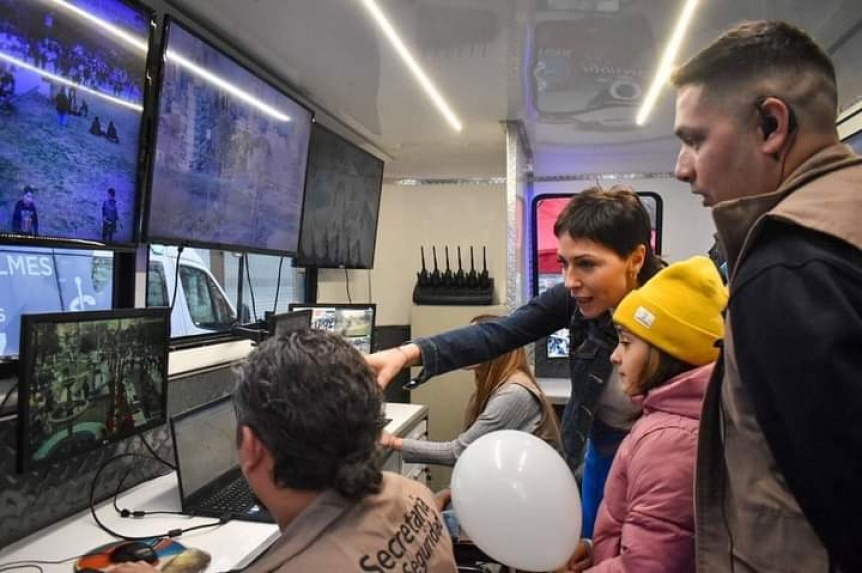 Mayra Mendoza present el nuevo Centro de Operaciones Mvil Quilmes en el festival aniversario de la ciudad