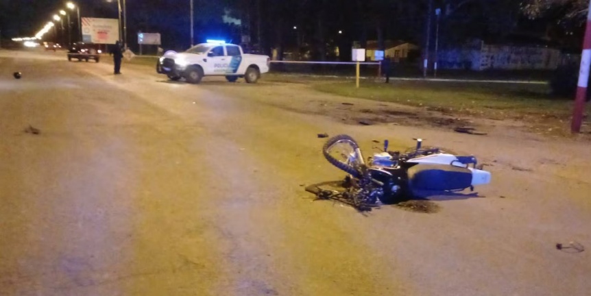 VIDEO | Una motociclista choc de frente con un auto y sali despedida en Ensenada