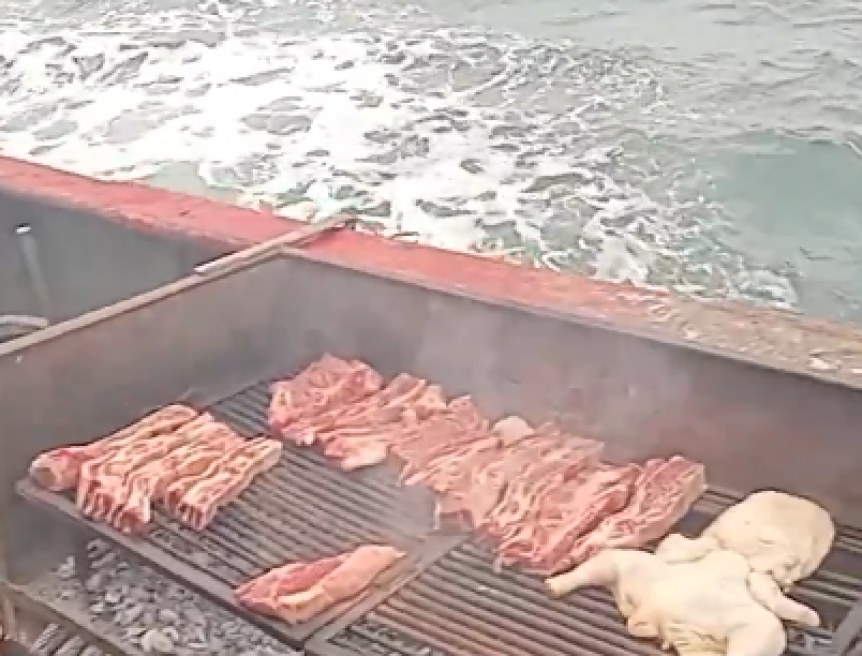 VIDEO | Hizo un asado en el medio del mar y fue viral