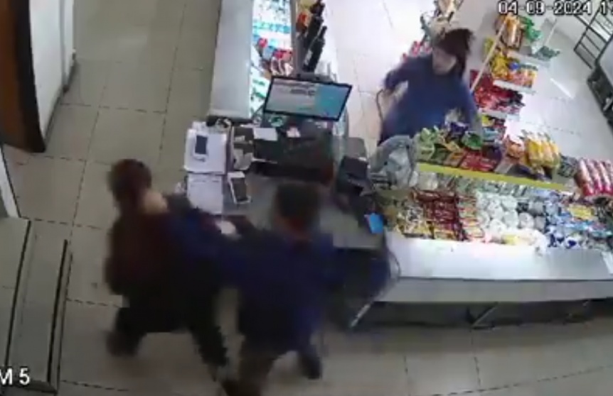 VIDEO | Una pareja armada rob un supermercado de Berazategui