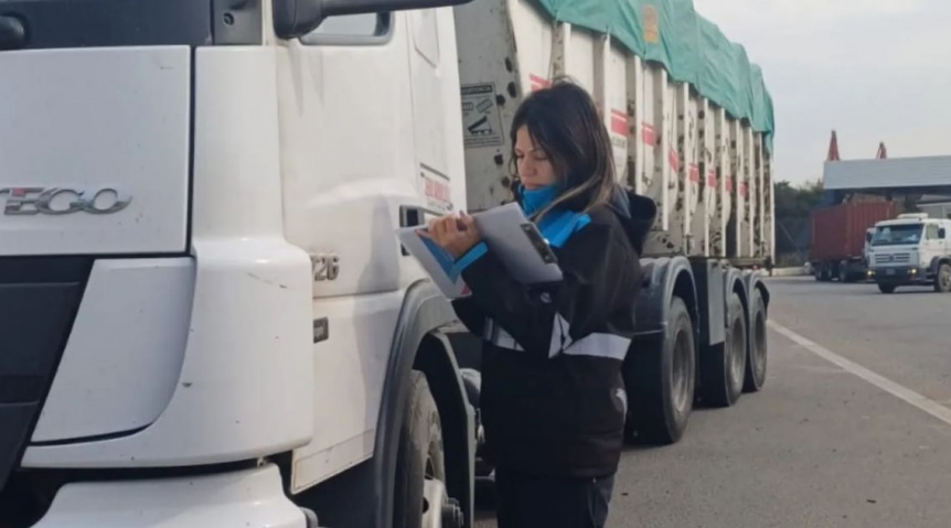 Autopista Buenos Aires - La Plata: Detectan camiones con 71 toneladas de carga ilegal