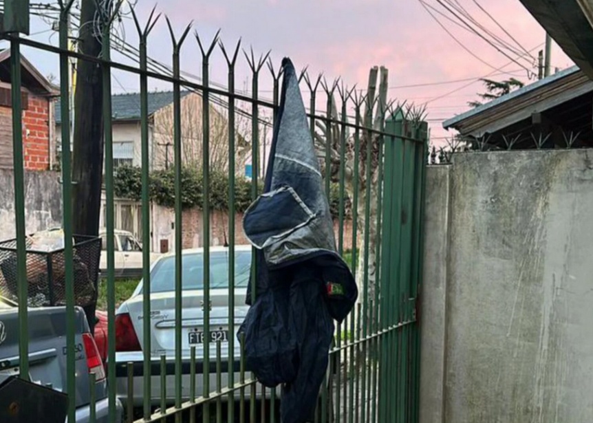 Quiso robar una casa, huy, y su ropa qued en la reja