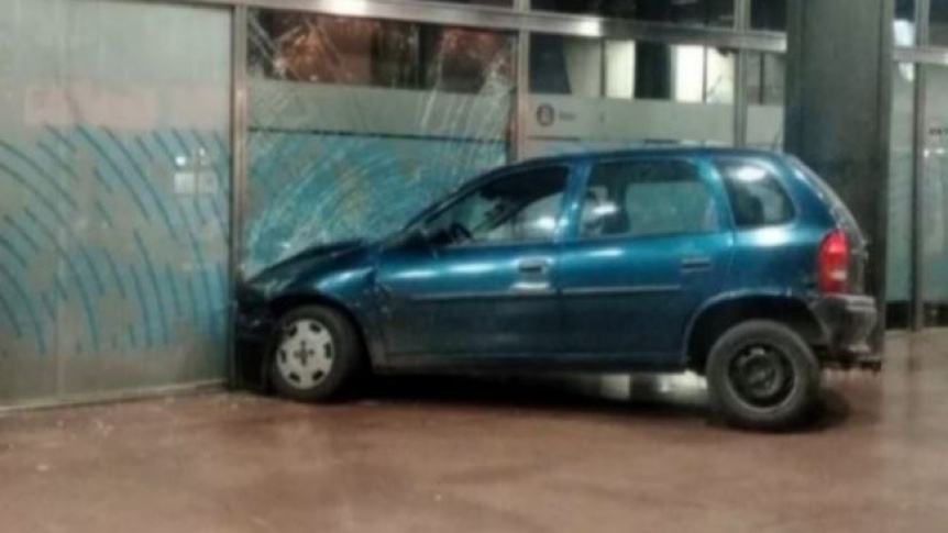 VIDEO |Violento ataque de ira un hombre choc su auto contra un banco por un impensado motivo