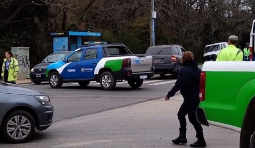 VIDEO | Una mujer fue embestida por un auto cuando cruzaba la senda peatonal