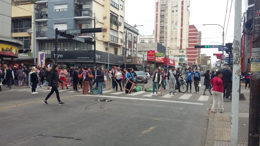 VIDEO | Protesta de ambulantes gener caos de trnsito en Quilmes centro en la hora pico