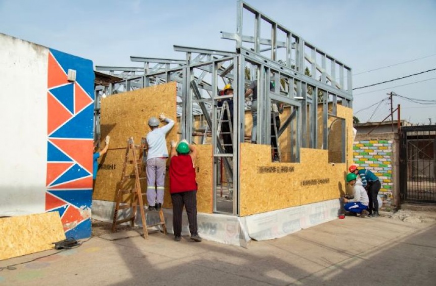 Empresa constructora ampla un centro comunitario en el barrio Kilmetro 13 y capacita a los vecinos en esa tcnica